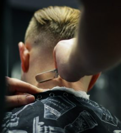 Barbier bei der Arbeit - Haarschnitt